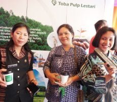 HUT TOBA : TPL Hadirkan Produk UMKM Binaan dan Bagi Sovenir