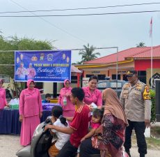 Polsek Moro Dan Bhayangkari Bagikan Takjil Berbuka