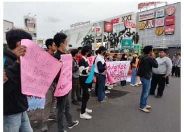 Mahasiswa Demo Pemkab Karawang Desak Pulangkan Dede Asiah ke RI