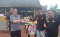 Pembagian Door Prize di Gajebo Tim pemenangan H Agus Sutisna di Desa Cikuda, Bogor