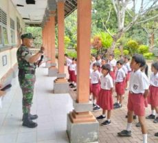 Babinsa Banjarangkan Rela Keluarkan Uang Pribadi Demi Pacu Semangat Belajar Siswa SDN