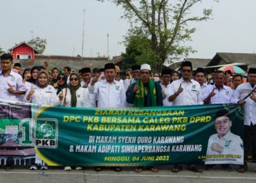 Ketua DPC PKB Karawang, H. Rahmat Hidayat Djati Bersama Para Caleg Ziarah Makam Syekh Quro