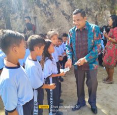 Kepedulian ,Siswa -Siswi SD N 173653 Nalela Menerima Bantuan Dari Anak Rantau