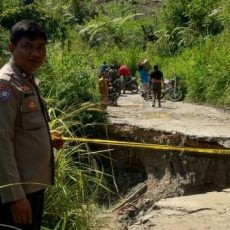 Pasang Police Line Di Jalan Amblas, Polsek Habinsaran Berikan Himbauan Kepada Kades Dan Warga