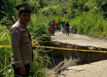 Pasang Police Line Di Jalan Amblas, Polsek Habinsaran Berikan Himbauan Kepada Kades Dan Warga
