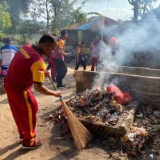 Bakti Sosial Bersihkan Sampah Di Pos Terpadu Simpang Dam Sungai Beduk Kota Batam Oleh Polri Jelang HUT RI 78