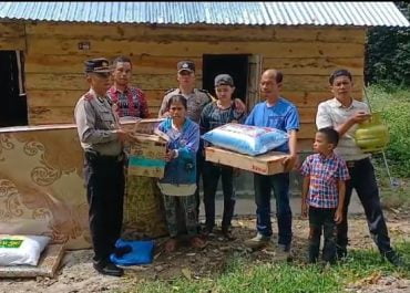 Kapolres Toba Serahkan Bantuan Peralatan Rumah Tangga Kepada Kartini Manurung