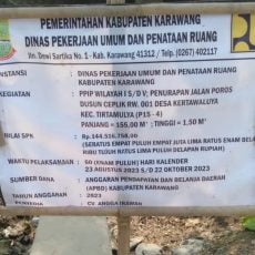 Proyek Penurapan Jalan Poros Desa Kertawaluya Transparan