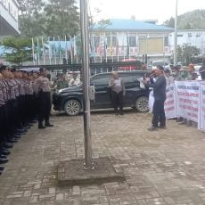 Polres Toba Lakukan Pengamanan Unras Damai Forum Peduli Masyarakat Toba di Kantor KPU Toba