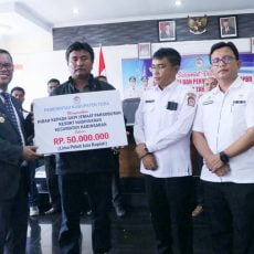 Pemkab Toba Serahkan Hibah APBD Untuk Lembaga atau Organisasi Agama