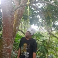 Agus Gantung Diri diPohon Jenggkol Dengan Dengan Menggunakan Tali Plastik