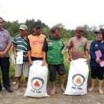 Masyarakat Ramai-Ramai Perbaiki Tanggul Jebol di Aek Simalau Desa Simanobak,Silaen Toba