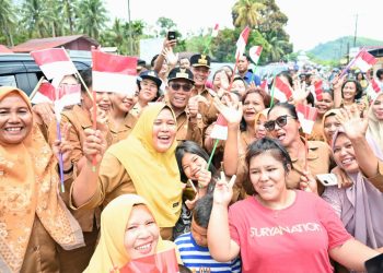 Kedatangan Bupati dan Wakil Bupati Tapteng di Sambut Ribuan Masyarakat dan ASN
