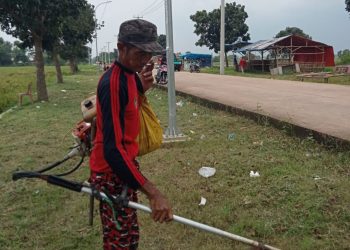 Pemdes Karang Sinom Bersihkan Jalan Kampung Tegal  Oneng