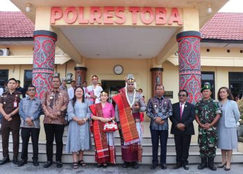 Kapolres Toba dan Istri Disematkan Pakaian Adat Batak