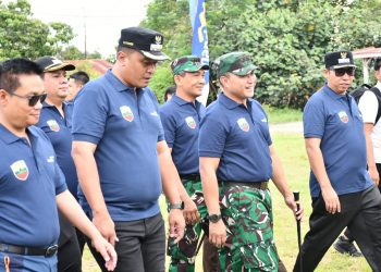 TNI Manunggal Bersihkan Danau  Toba  dan Pemeriksaan Kesehatan Warga