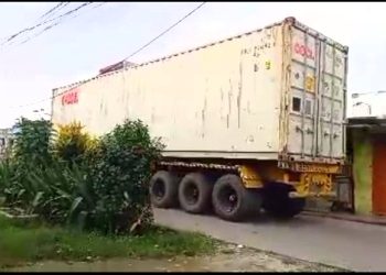 Truk Kontainer Milik PT Sapporo Rusak Jalan Desa Singabangsa Bogor