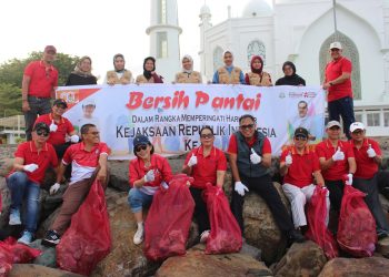 Kejati Sumbar Tanam Pohon dan Bersihkan Pantai