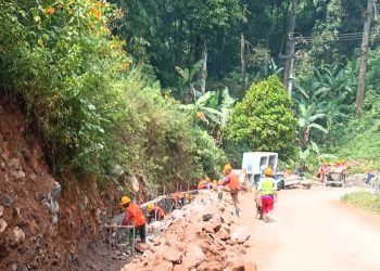 Pelaksanaan Pelebaran Ruas Jalan Pacet Di Sambut Antusias Warga Cembor