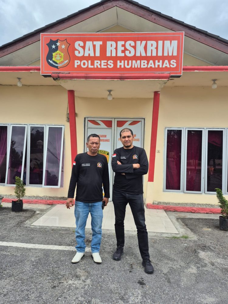 Jhon Girsang bersama Fika Lubis saat buka laporan polisi di polres humbahas