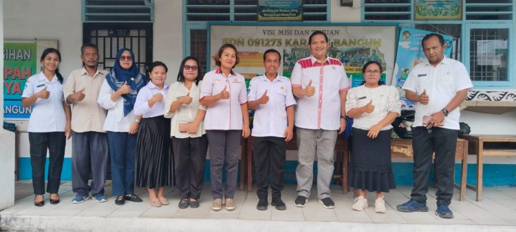 dipimpin langsung oleh Kepala Bidang Pendidikan Dasar (Kabid Dikdas) Dinas Pendidikan Kabupaten Simalungun, Dipa Tarigan, yang turun ke lapangan untuk memastikan seluruh persiapan pelaksanaan TKA berjalan dengan baik.