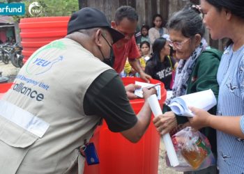 Warga Sibolga Korban Banjir Dapat Bantuan Wadah Air Bersih