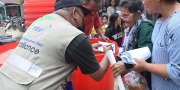 Warga Sibolga Korban Banjir Dapat Bantuan Wadah Air Bersih