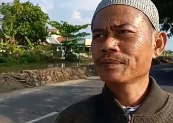 Tatang & Ade Suherman Petugas PJT  II Seksi Rengasdengklok Awasi  Normalisasi Saluran Sekunder Sasak