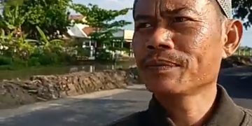 Tatang & Ade Suherman Petugas PJT  II Seksi Rengasdengklok Awasi  Normalisasi Saluran Sekunder Sasak