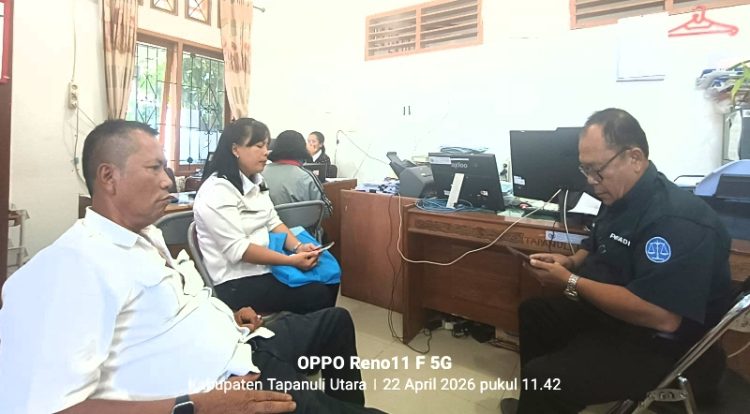 Jauli Manalu, SH bersama tim di kantor BKD Taput