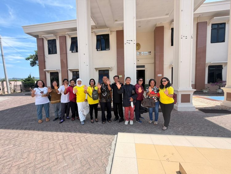 Orangtua korban bersama keluarga dan pendamping foto bersama usai sidang putusan perkara pencabulan yang dilakukan Kepala Desa di Kecamatan Lumban Julu, terhadap anak, Kamis (30/4/2026).