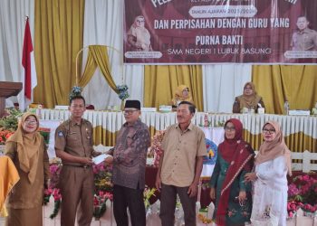 Acara Pelepasan Peserta Didik Kelas XII dan Pada Guru Purna Tugas di SMAN 1 Lubuk Basung Agam