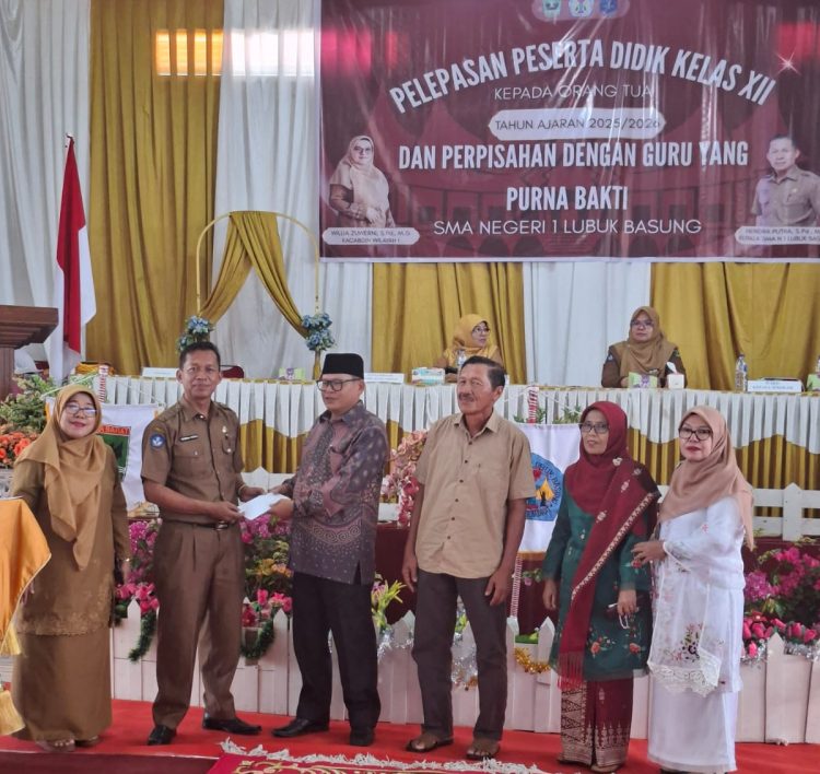 Pemberian Apresiasi ke Guru yang purna Tugas, oleh kepala sekolah