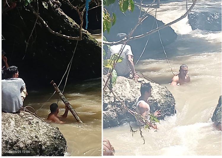 Masyarakat berjibaku mencari korban di dalam sungai yang penuh batu