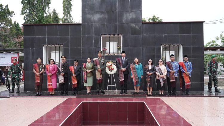 Upacara Peringatan Hari Gugurnya Pahlawan Nasional di makam Raja Sisingamangaraja XII di Desa Pagar Batu Balige, Rabu (17/06/2026).