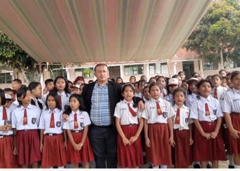 Brando Hutahaean Serahkan Bantuan Drumband Lengkap Dari Alumni ke UPTD SD Negeri Pardomuan Nauli