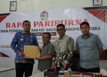 Bupati Toba Sampaikan Nota Jawaban atas Pandangan Fraksi DPRD terhadap P-APBD 2026