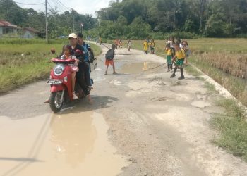 Kondisi Jalan Silaen–Lumban Dolok Butuh Perbaikan, Anak Sekolah Paling Terdampak